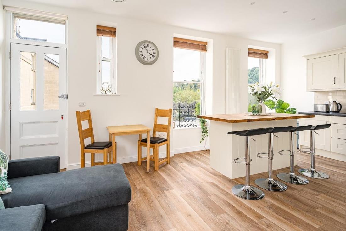 Spacious 2 Bedroom House With Stunning Views Bath Exterior foto